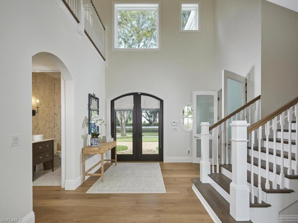 570 2nd Ave N, Naples, FL 34102-3