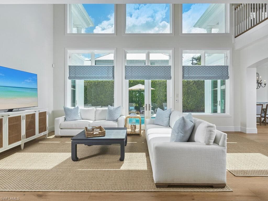 570 2nd Ave N, Naples, FL 34102-4