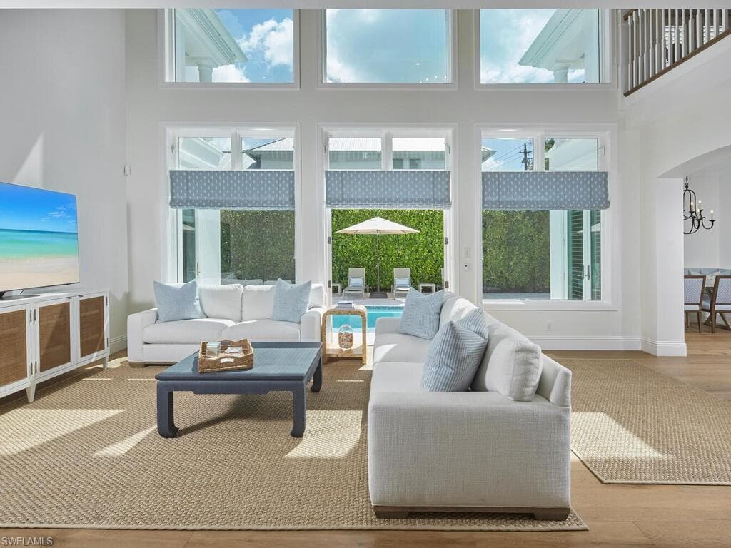 570 2nd Ave N, Naples, FL 34102-5