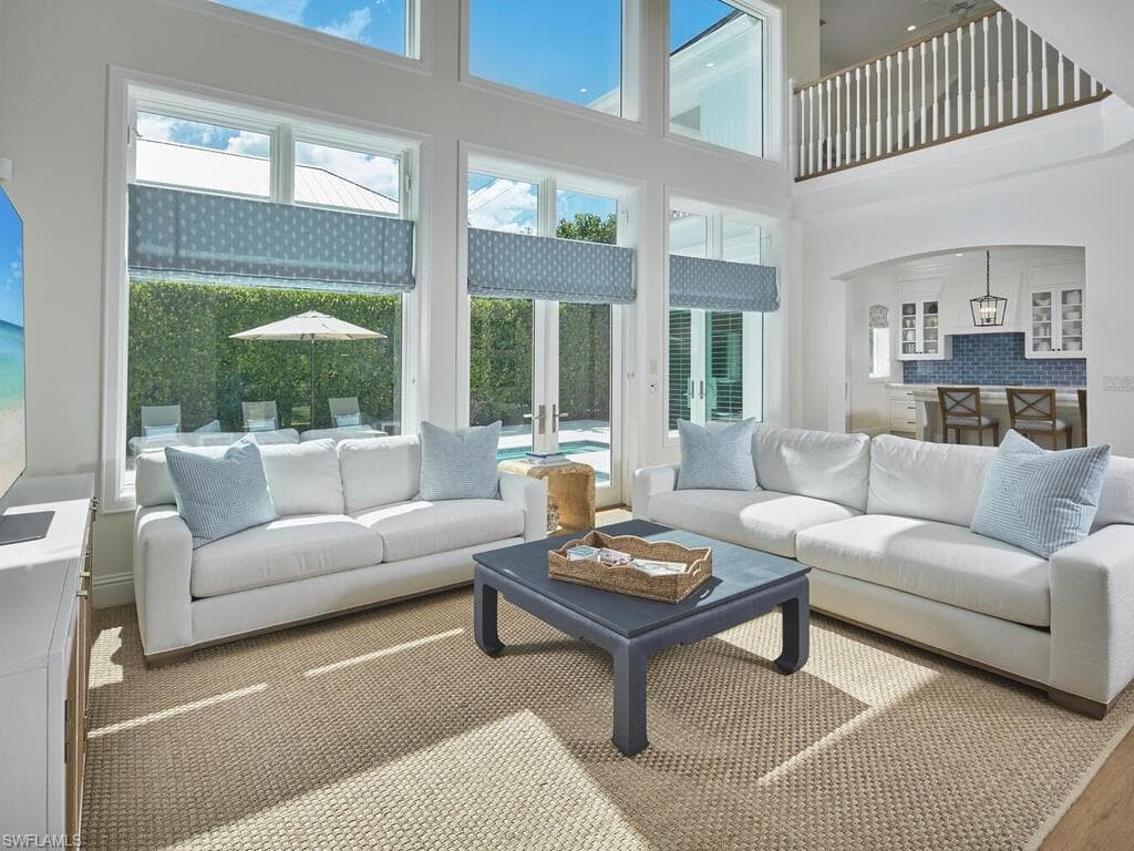 570 2nd Ave N, Naples, FL 34102-6