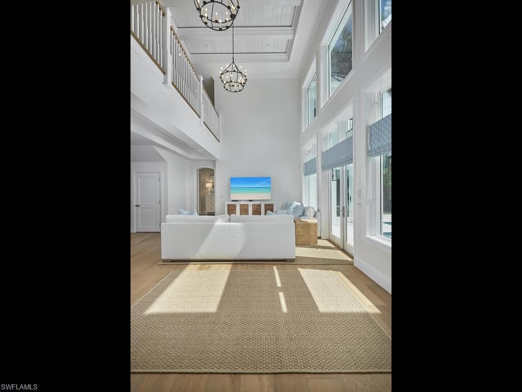 570 2nd Ave N, Naples, FL 34102-7