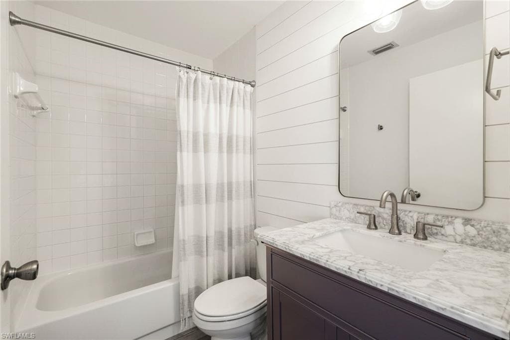 7767 Jewel Ln 203, Naples, FL 34109-17