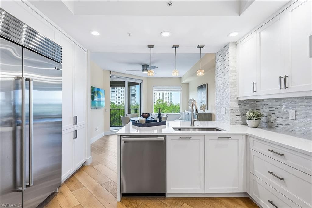 8930 Bay Colony Dr 303, Naples, FL 34108-8