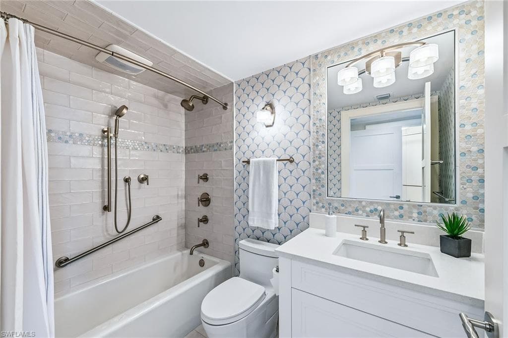 8930 Bay Colony Dr 303, Naples, FL 34108-17