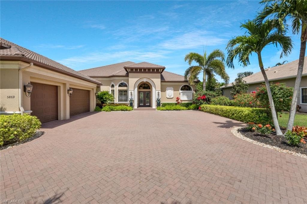 5869 Hammock Isles Cir, Naples, FL 34119-2