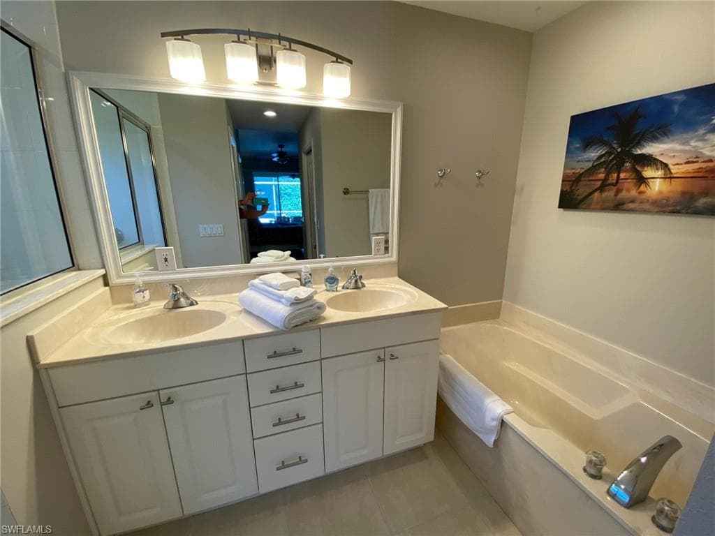 841 Mount Hood Ct, Naples, FL 34104-14