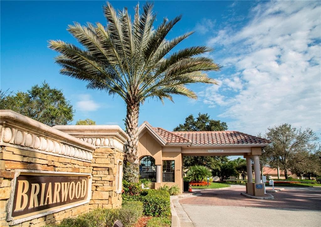 841 Mount Hood Ct, Naples, FL 34104-22