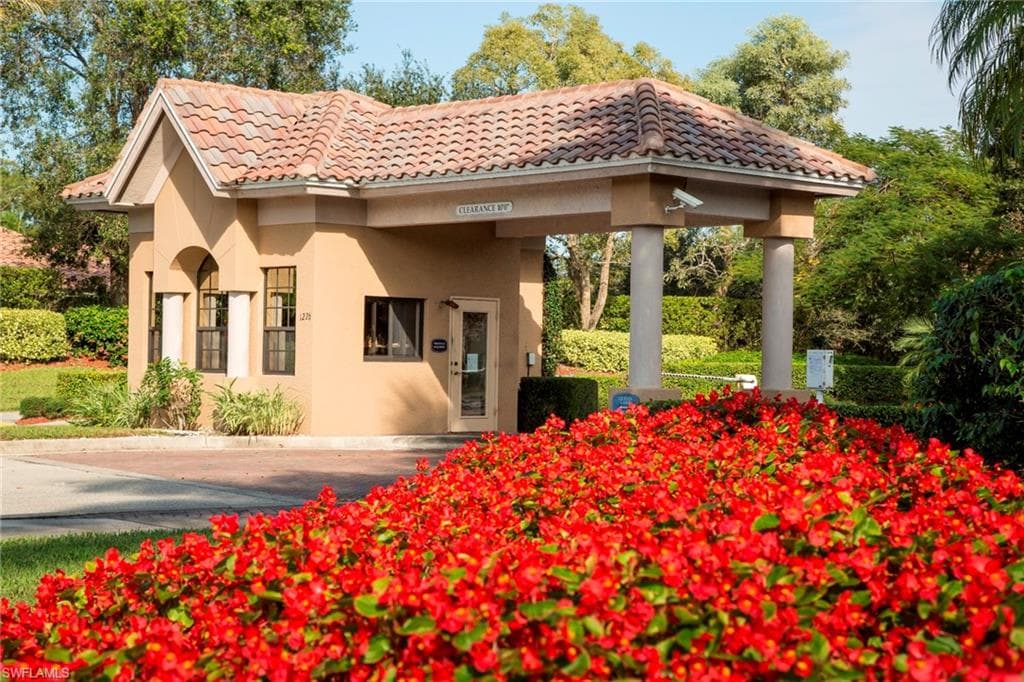 841 Mount Hood Ct, Naples, FL 34104-23