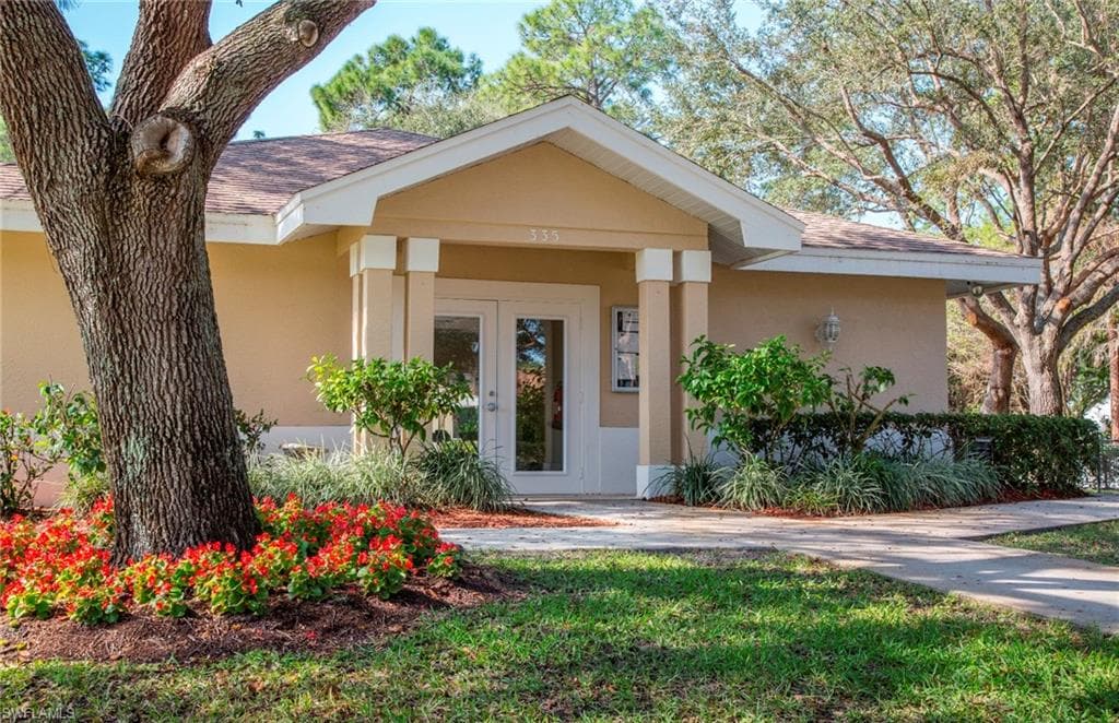 841 Mount Hood Ct, Naples, FL 34104-29