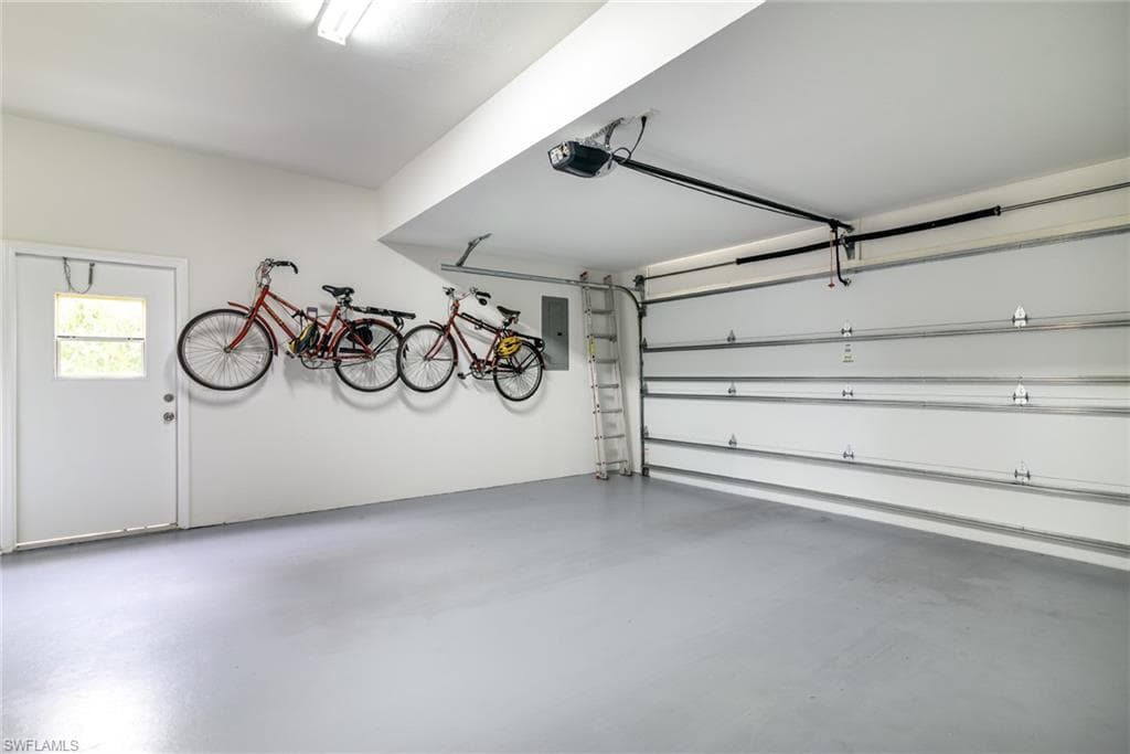 66 Fountain Cir, Naples, FL 34119-19