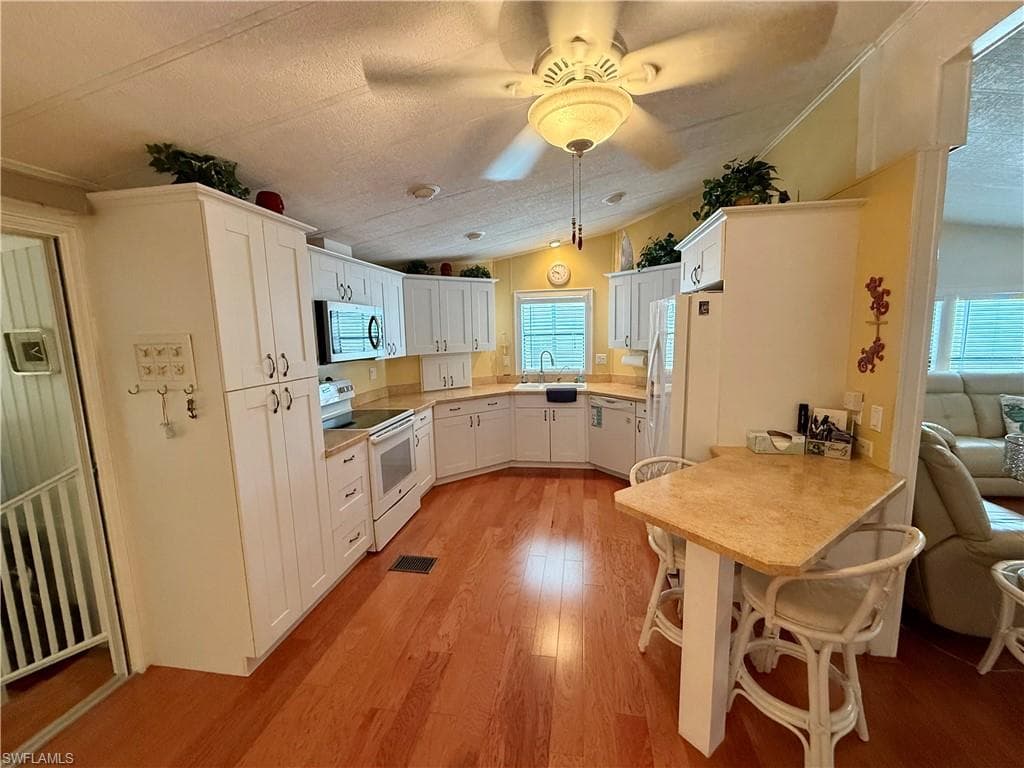 181 Sand Dr 181, Naples, FL 34104-5