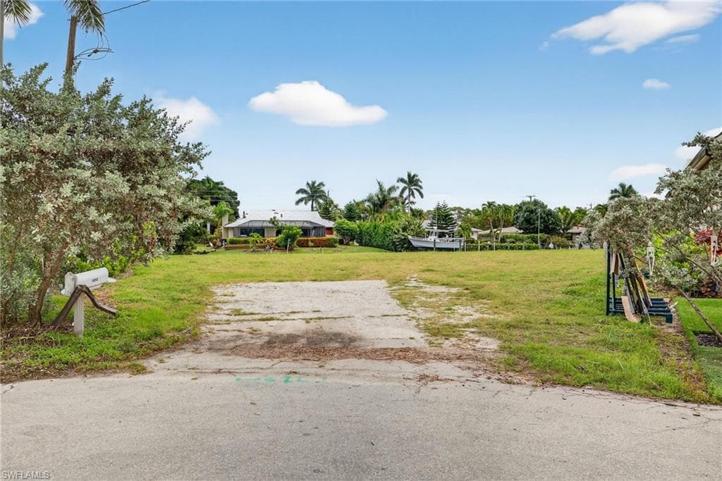 1693 Bonita Ct, Naples, FL 34102-9