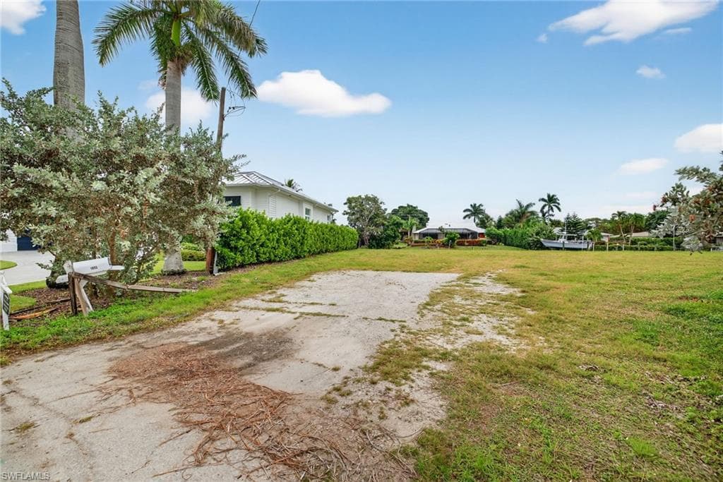 1693 Bonita Ct, Naples, FL 34102-7