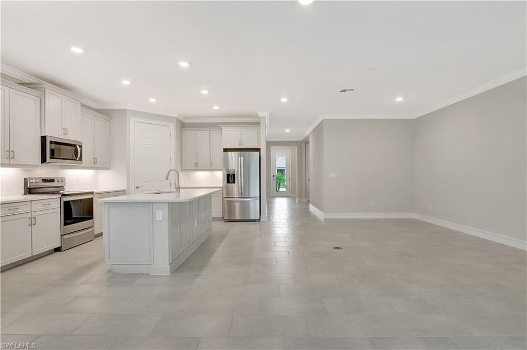 335 Tamarindo Ln, Naples, FL 34114-8