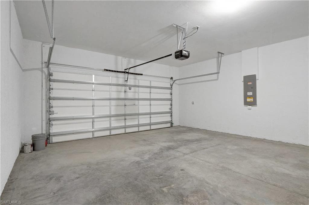 335 Tamarindo Ln, Naples, FL 34114-32