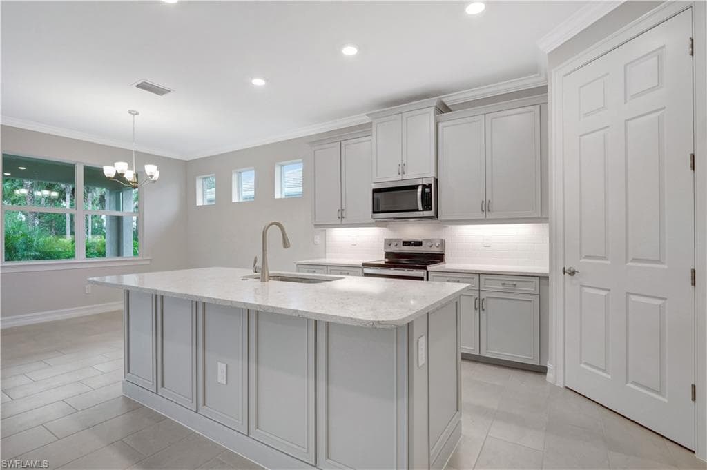 335 Tamarindo Ln, Naples, FL 34114-5