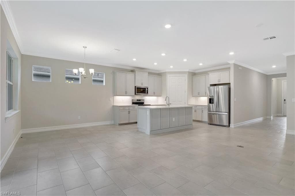 335 Tamarindo Ln, Naples, FL 34114-7