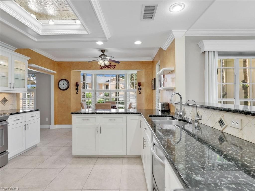 651 Wiggins Lake Dr 101, Naples, FL 34110-9