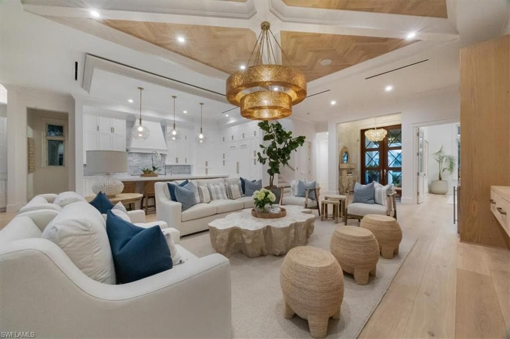 493 8th Ave S, Naples, FL 34102-9