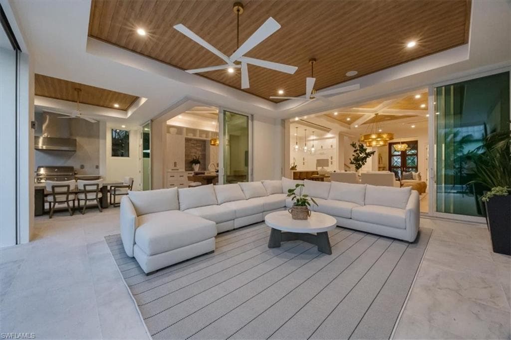 493 8th Ave S, Naples, FL 34102-12