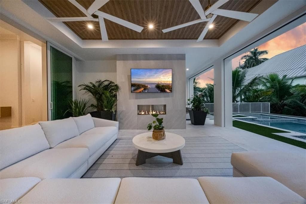 493 8th Ave S, Naples, FL 34102-13