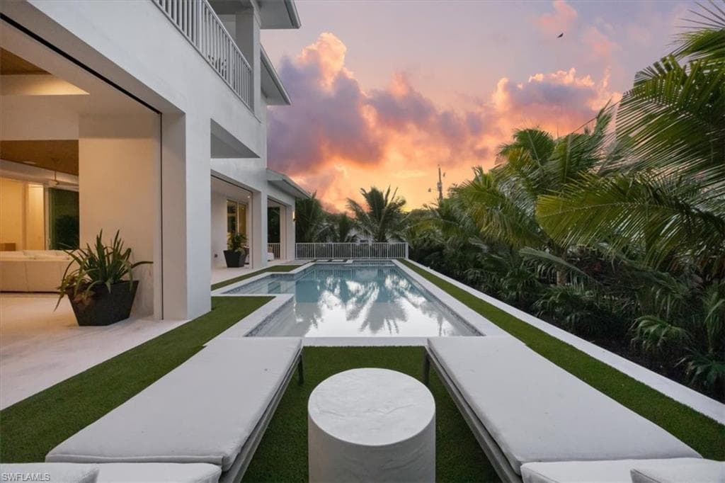 493 8th Ave S, Naples, FL 34102-17