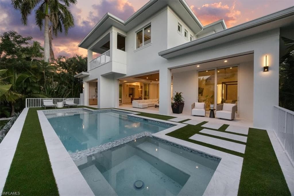 493 8th Ave S, Naples, FL 34102-18