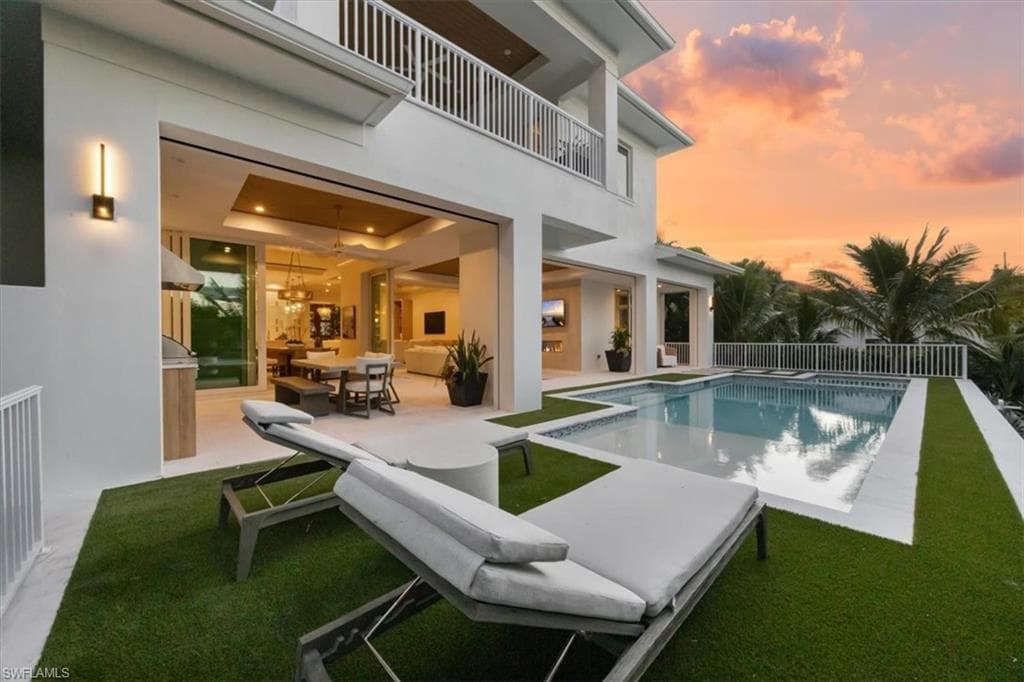 493 8th Ave S, Naples, FL 34102-2