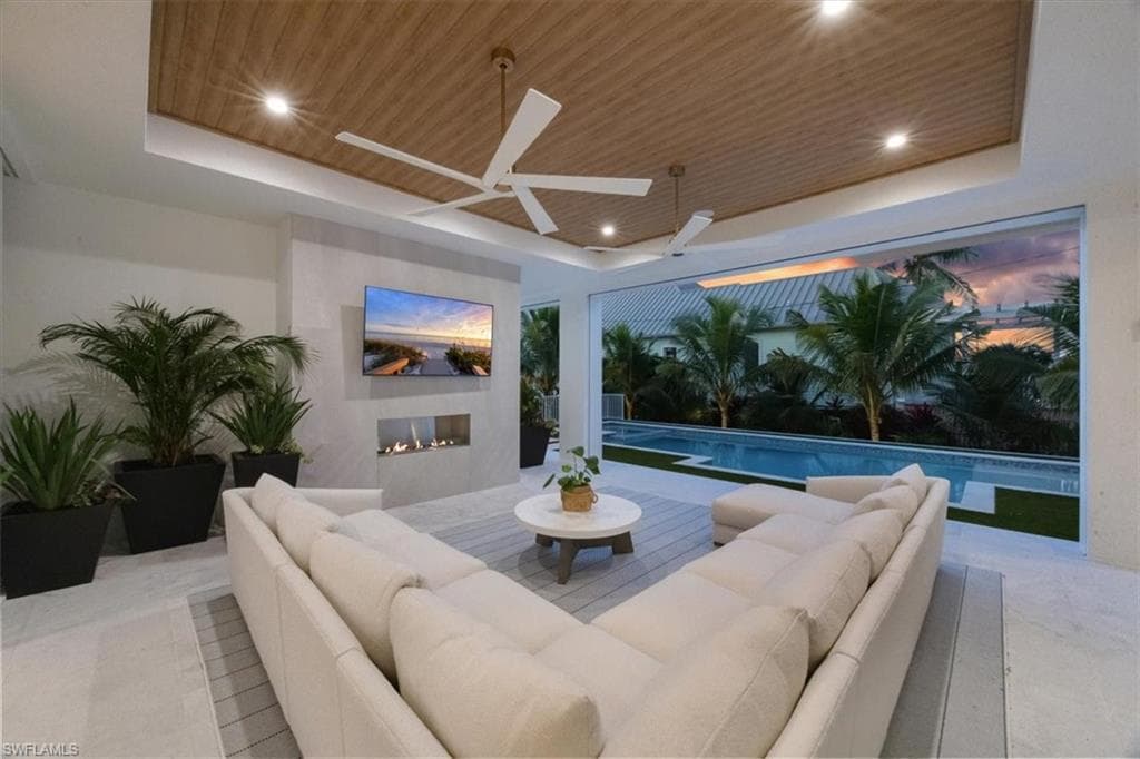 493 8th Ave S, Naples, FL 34102-4