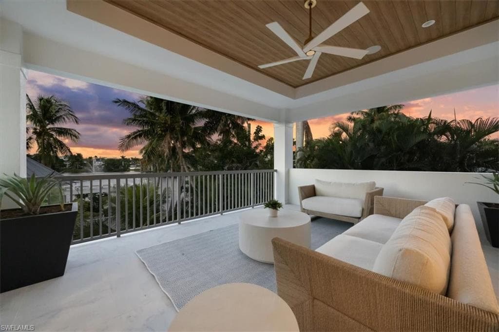 493 8th Ave S, Naples, FL 34102-5