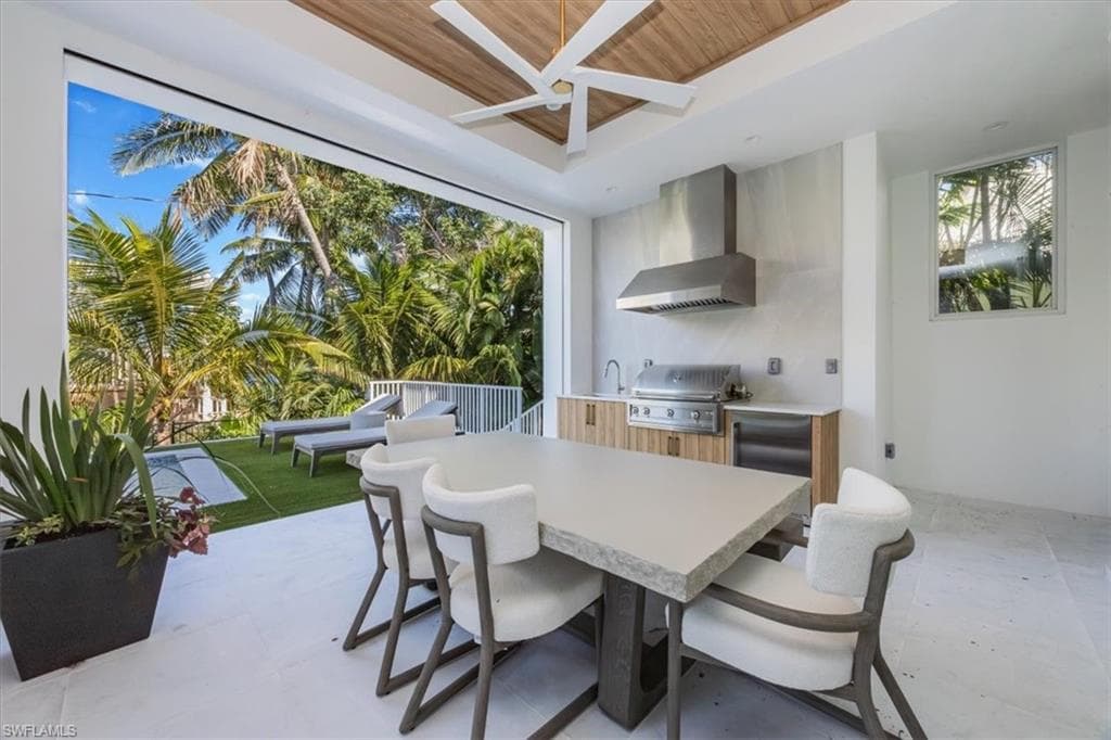 493 8th Ave S, Naples, FL 34102-6