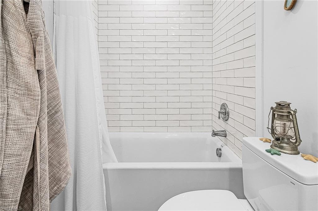 121 Jamaica Dr, Naples, FL 34113-18