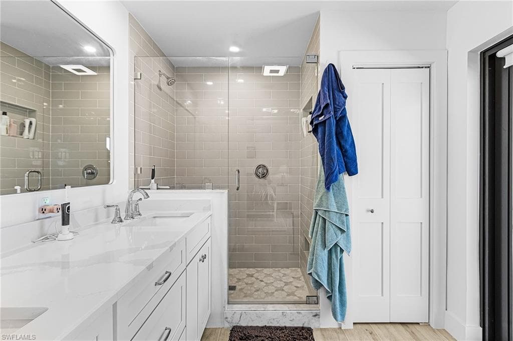 121 Jamaica Dr, Naples, FL 34113-22