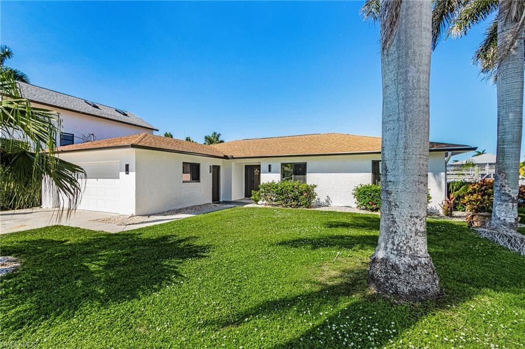 121 Jamaica Dr, Naples, FL 34113-1