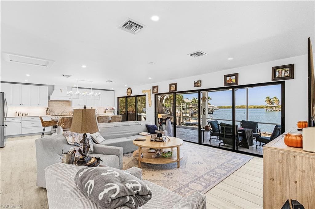 121 Jamaica Dr, Naples, FL 34113-5