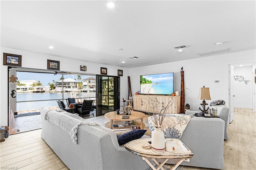 121 Jamaica Dr, Naples, FL 34113-6