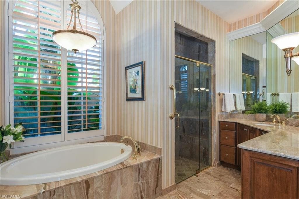 396 Edgemere Way E, Naples, FL 34105-18