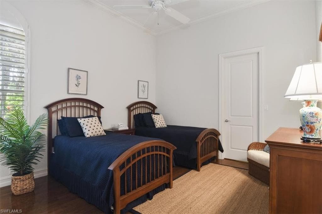 396 Edgemere Way E, Naples, FL 34105-20