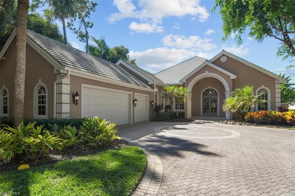 396 Edgemere Way E, Naples, FL 34105-2