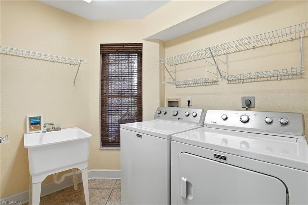 3688 Kent Dr, Naples, FL 34112-17