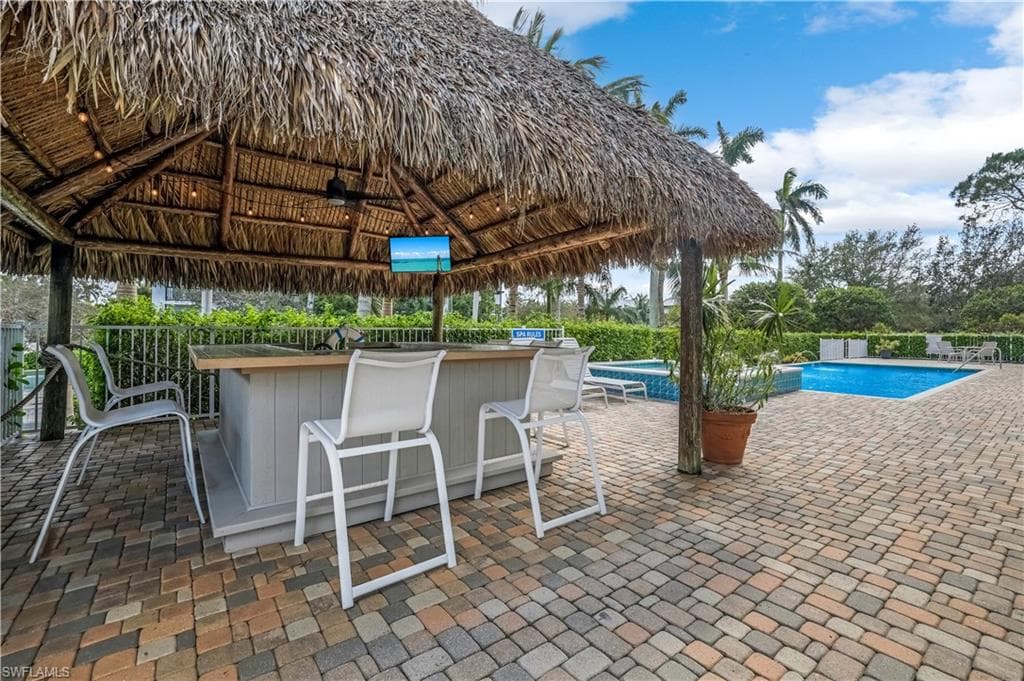 863 9th Ave S 202, Naples, FL 34102-1