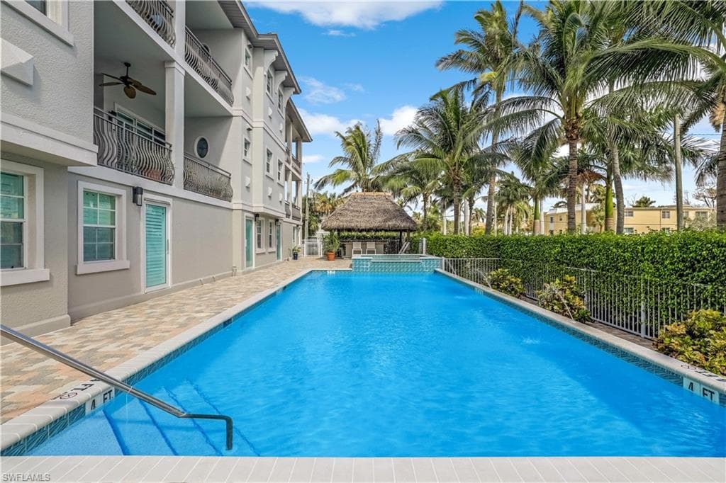 863 9th Ave S 202, Naples, FL 34102-32