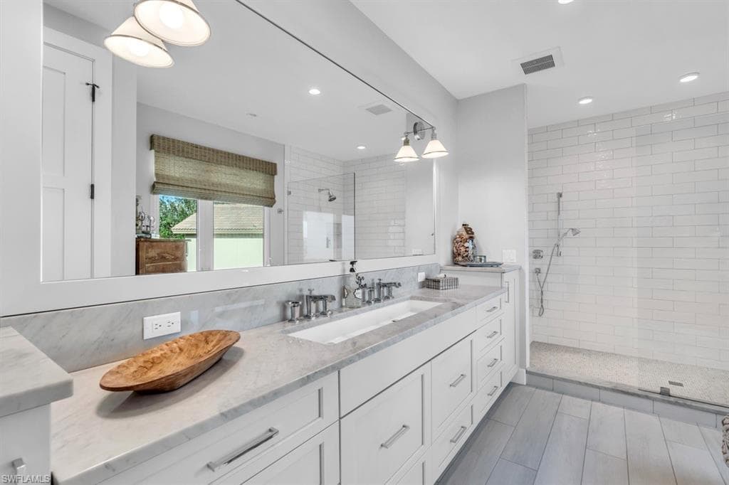 414 Palm Ct, Naples, FL 34108-14