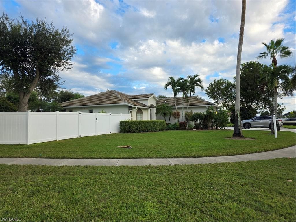 857 Summerfield Dr, Naples, FL 34120-2