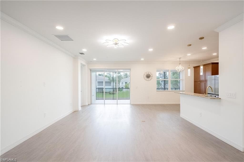 6533 Monterey Pt 204, Naples, FL 34105-8