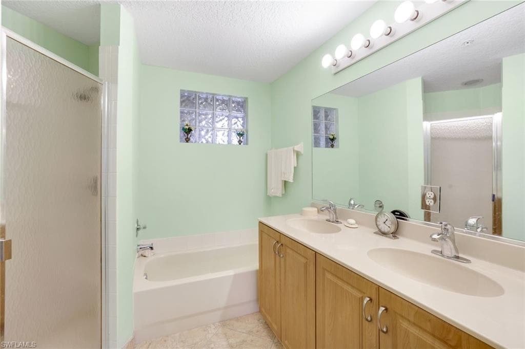 6930 Huntington Lakes Cir 102, Naples, FL 34119-19