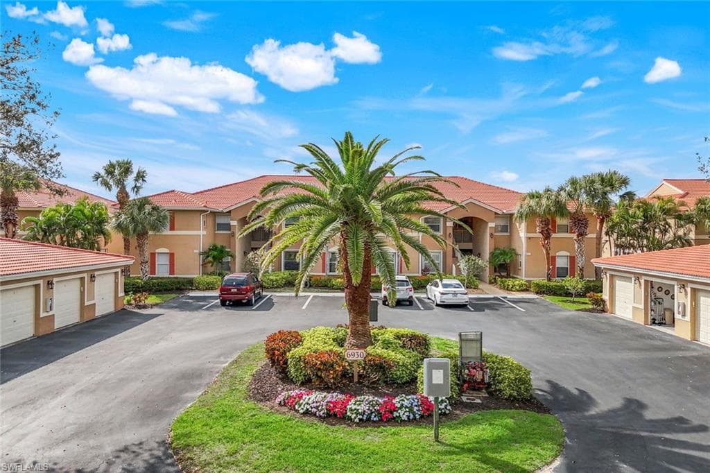 6930 Huntington Lakes Cir 102, Naples, FL 34119-2