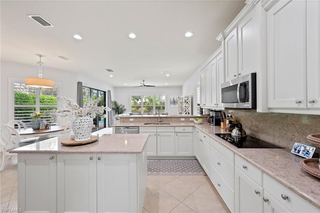 3082 Hudson Ter, Naples, FL 34119-18