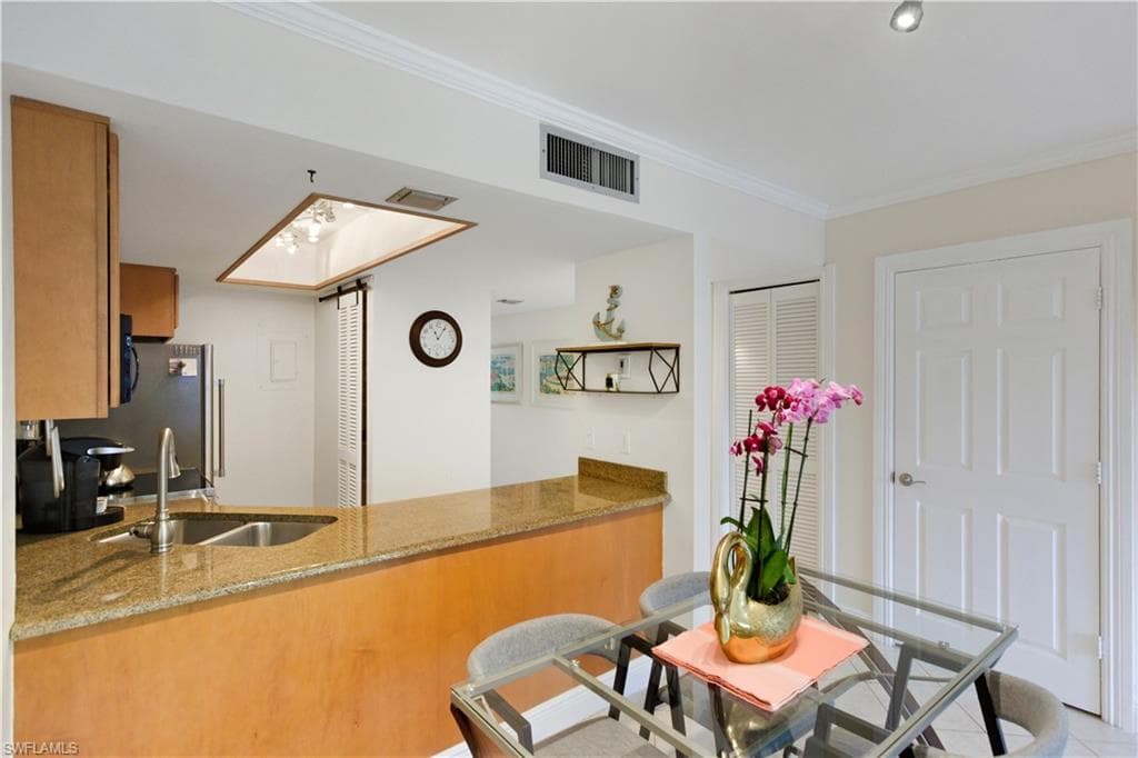 600 Neapolitan Way 105, Naples, FL 34103-8