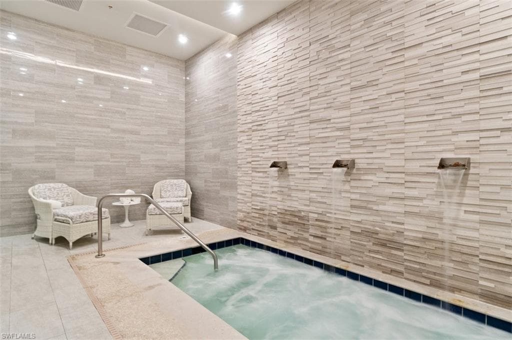 605 El Camino Real 102, Naples, FL 34119-24